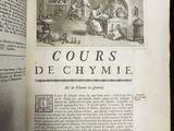 un livre ouvert sur lequel figure une photo de personnes dans une cuisine