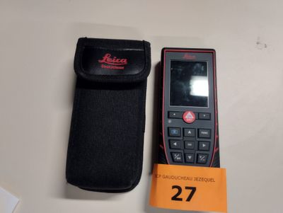 un téléphone portable posé à côté d'un étui