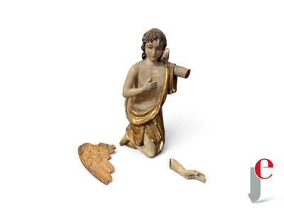 une statue représentant un homme tenant un morceau de bois