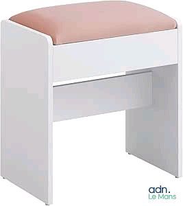 Le petit banc blanc est recouvert d'un coussin rose.