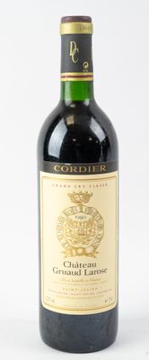 une bouteille de vin posée sur une table