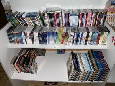 une bibliothèque blanche sur laquelle sont posés des livres