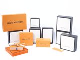 boîtes-cadeaux Louis Vuitton ornées d'un ruban doré et d'un ruban