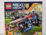 La boîte du set Lego Nexo Knights est ouverte et prête à être utilisée pour jouer.