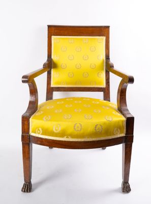 une image représentant une chaise dont l'assise est recouverte d'un tissu jaune