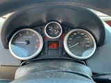 un gros plan sur le tableau de bord d'une voiture, avec ses jauges et ses compteurs de vitesse