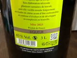 une bouteille de vin posée sur une table