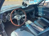 une voiture équipée d'un volant et d'un tableau de bord