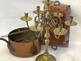 un candélabre avec un autre candélabre et un pot sur la table