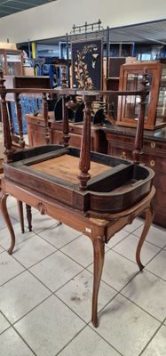 une table en bois avec un plateau noir dans un magasin