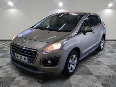la petite voiture argentée est garée dans une grande pièce