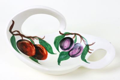 VALLAURIS Coupe à fruits de forme libre à décor émaillé et p…