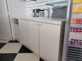 un sol à carreaux noirs et blancs dans un magasin