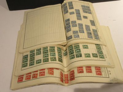 un livre ouvert avec des timbres, posé sur une table