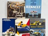 quatre livres sur la course automobile posés sur une table blanche, avec une voiture bleue et jaune