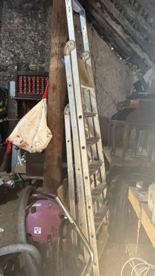 une échelle appuyée contre un poteau dans une pièce