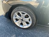 un gros plan sur le pneu d'une voiture sur la route