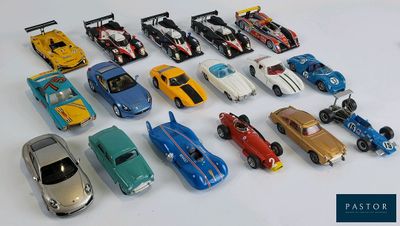 un grand nombre de voitures-jouets qui se trouvent sur la table