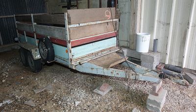 une remorque dans laquelle se trouvent tout un tas de cartons