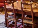 une grande table en bois entourée de quatre chaises