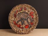 une assiette décorée, posée sur une table