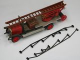 un camion de pompiers miniature équipé d'une échelle à l'arrière