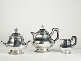 trois pièces de service à thé et à café en argent sur fond blanc