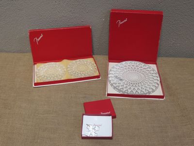 une boîte rouge surmontée d'un napperon blanc et une boîte rouge surmontée d'un napperon blanc
