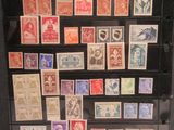 une photo d'une vitrine contenant de nombreux timbres