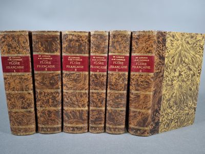 six vieux livres sont empilés sur une table