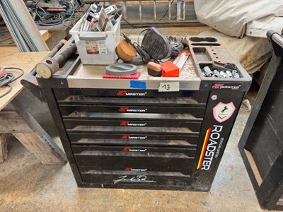 un établi sur lequel sont posés des outils dans un garage