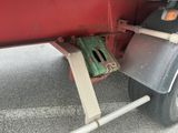 un gros plan de l'arrière d'un camion tractant une remorque rouge