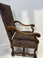 Fauteuil en bois mouluré et sculpté, les accotoirs feuillagé… (photo 4)