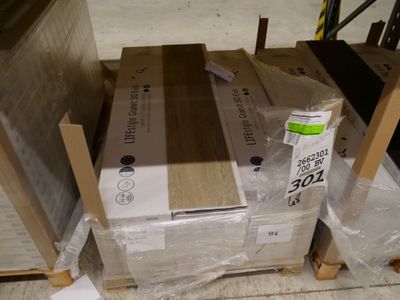 une pile de cartons posée sur une palette