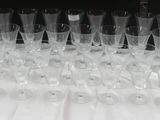 beaucoup de verres à vin vides sur une table
