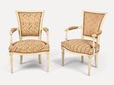 paire de fauteuils de style Louis XVI avec accoudoirs rembourrés