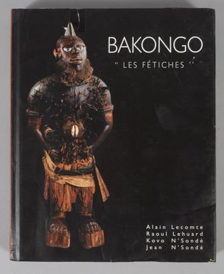 la couverture du livre « Bakonno les fétiches », sur laquelle figure l'image d'un homme en costume