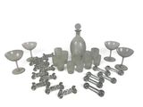 beaucoup d'objets en verre posés sur la table
