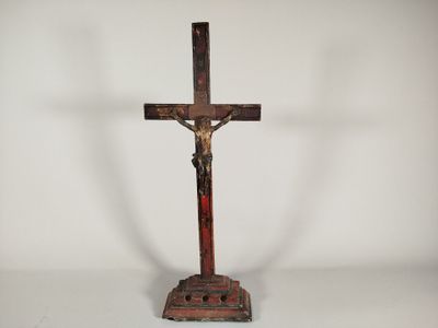 Crucifix d'autel en bois mouluré et peint en rouge et noir, …
