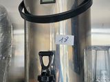une cafetière et des tasses posées sur une étagère dans une cuisine