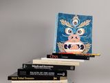 plusieurs livres empilés sur une table