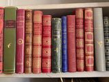 de nombreux livres qui se trouvent sur une étagère dans la pièce
