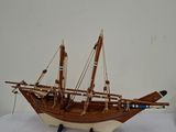 une maquette en bois d'un bateau posée sur une table