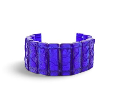 un gros plan d'un bracelet violet sur fond blanc