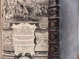 un vieux livre ouvert sur une surface blanche