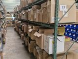 de nombreux cartons sur les étagères de l'entrepôt