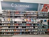 de nombreuses couleurs de peinture différentes sur les rayons du magasin