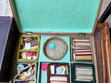 une valise qui contient tout un tas d'objets différents