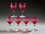 six verres à vin rouge empilés les uns sur les autres sur une table