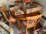 une table sur laquelle sont posés plusieurs cartons